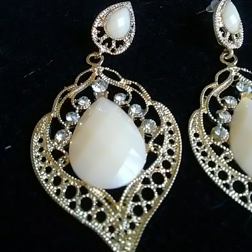 white Earrings new! - Picture 2 of 3